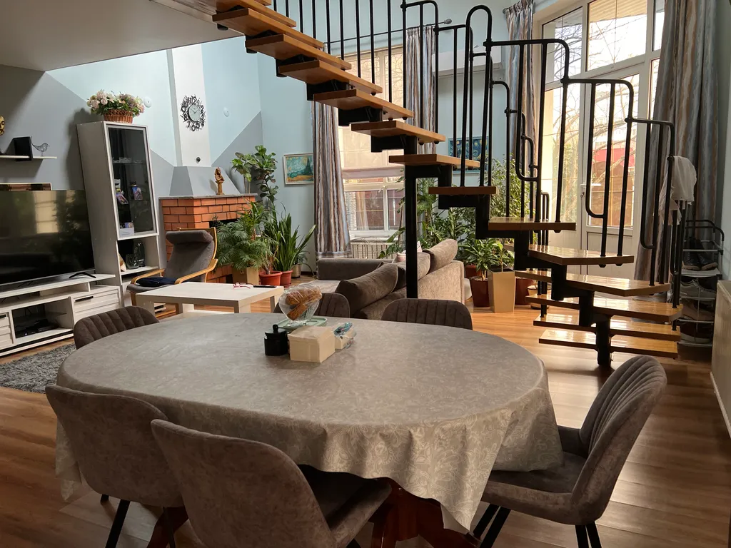 Уютный 2-х этажный дом в центре города, 650 м от моря