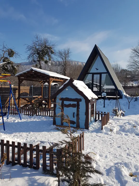 Домик треугольник на 4 человек