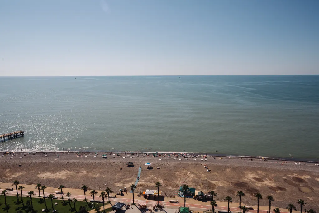 Апартамент с панорамной ванной рядом с морем