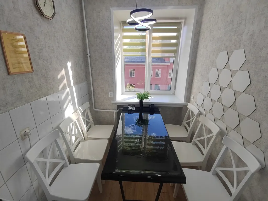 Трёхкомнатная квартира с раздельными комнатами, балконом в центре