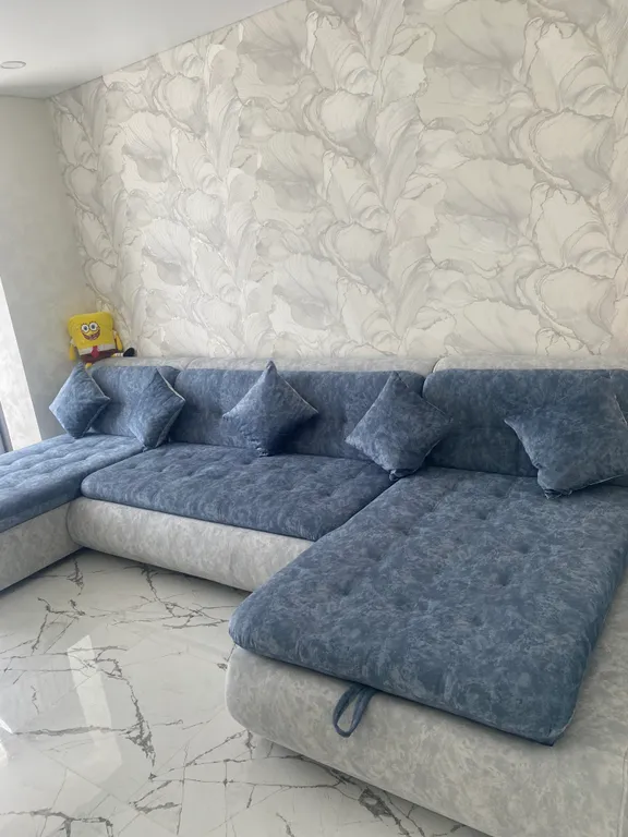 На берегу с видом на море