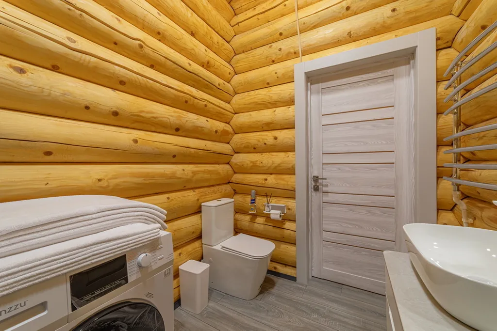 Уютный дом на берегу большого озера