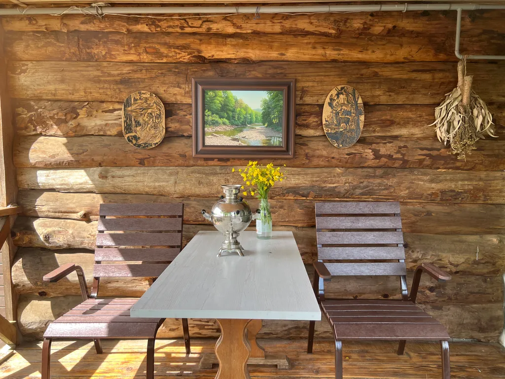 Душевный домик на берегу реки