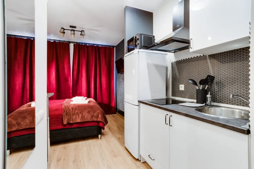 Студия в красном рядом с Мегой