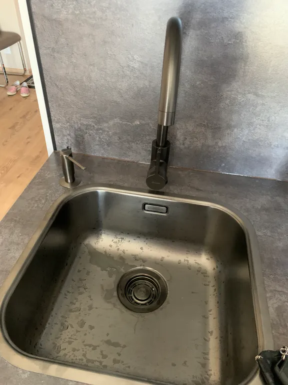 Студия с видом на закат и вечерний город