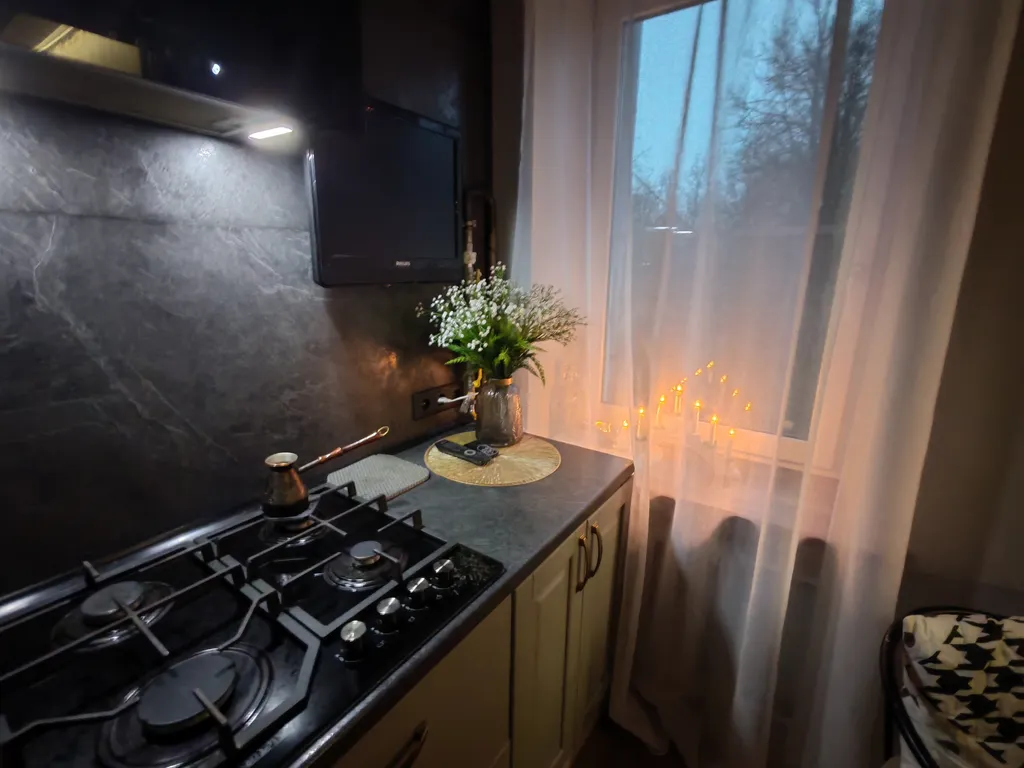 Просторная современная сталинка, в центре рядом с ресторанами и кафе