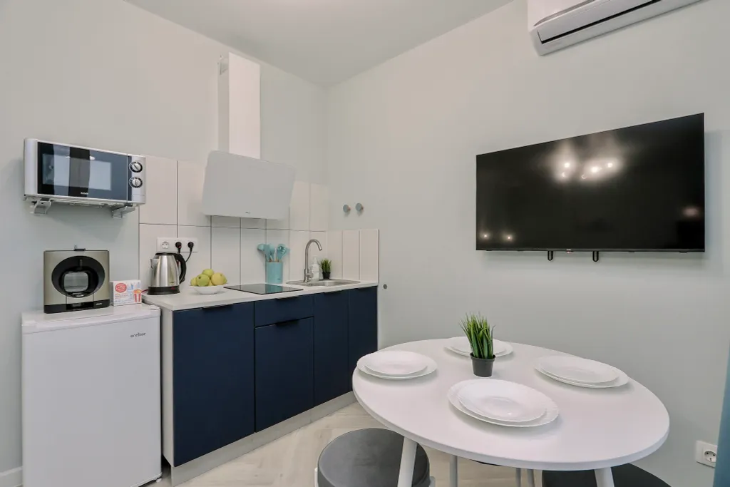 Пpоcторнaя кваpтира c бaлкoнoм и кpасивым видом на город