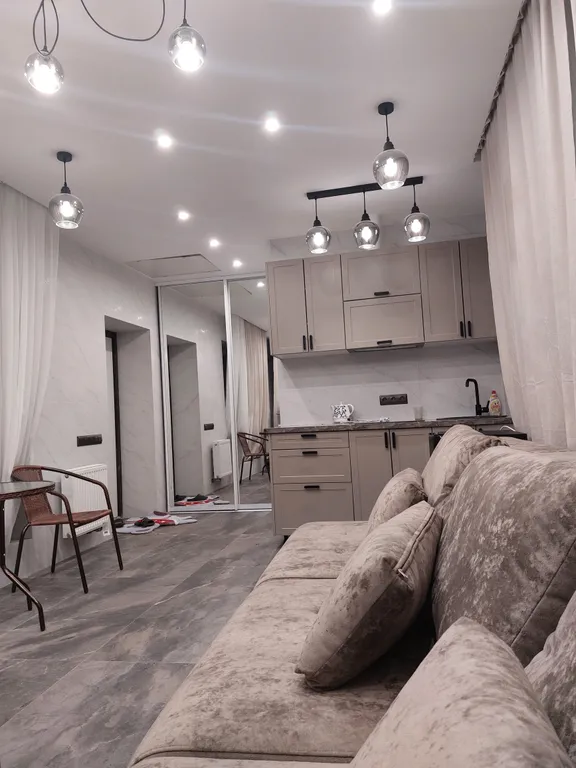 Домик в деревне в окружении леса