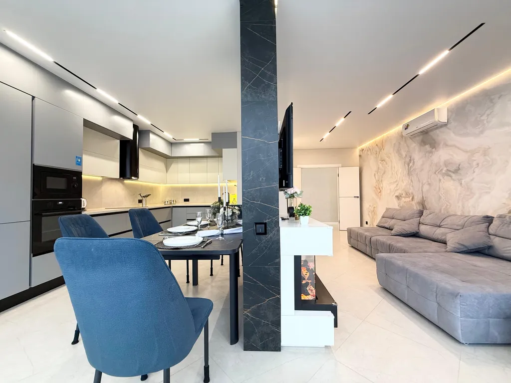 Квартира с большой кухней-гостиной, камином и панорамным видом