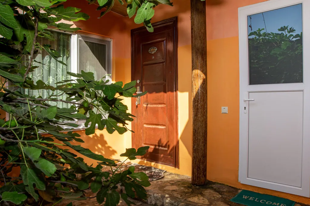 Семейные апартаменты с отдельным уютным двориком