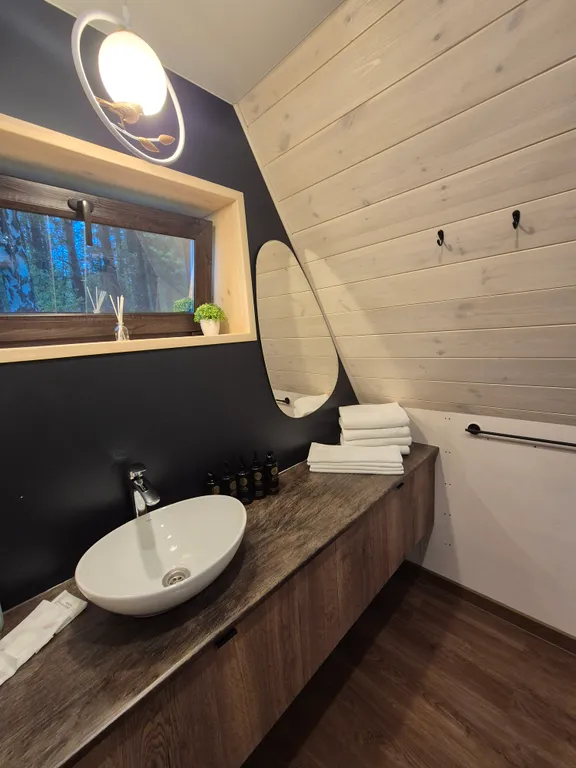 Уютный домик Серый A-Frame с террасой