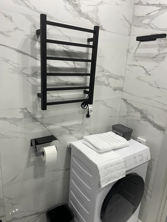 Апартаменты с панорамными окнами на лес и море и роскошным двором