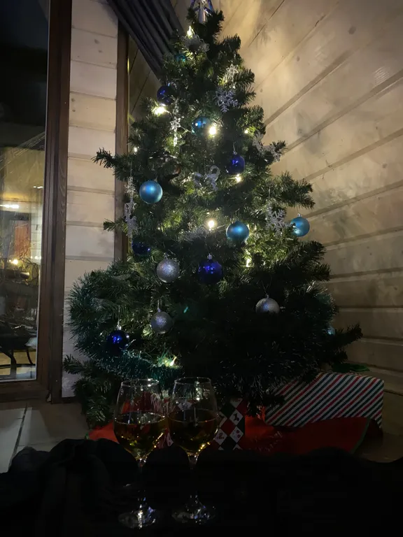 Стильный дом-шалаш с горячей купелью среди вековых сосен