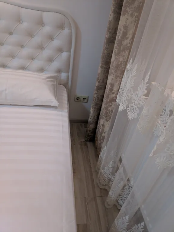 Четырёхместный номер  люкс с балконом с видом на город и горы