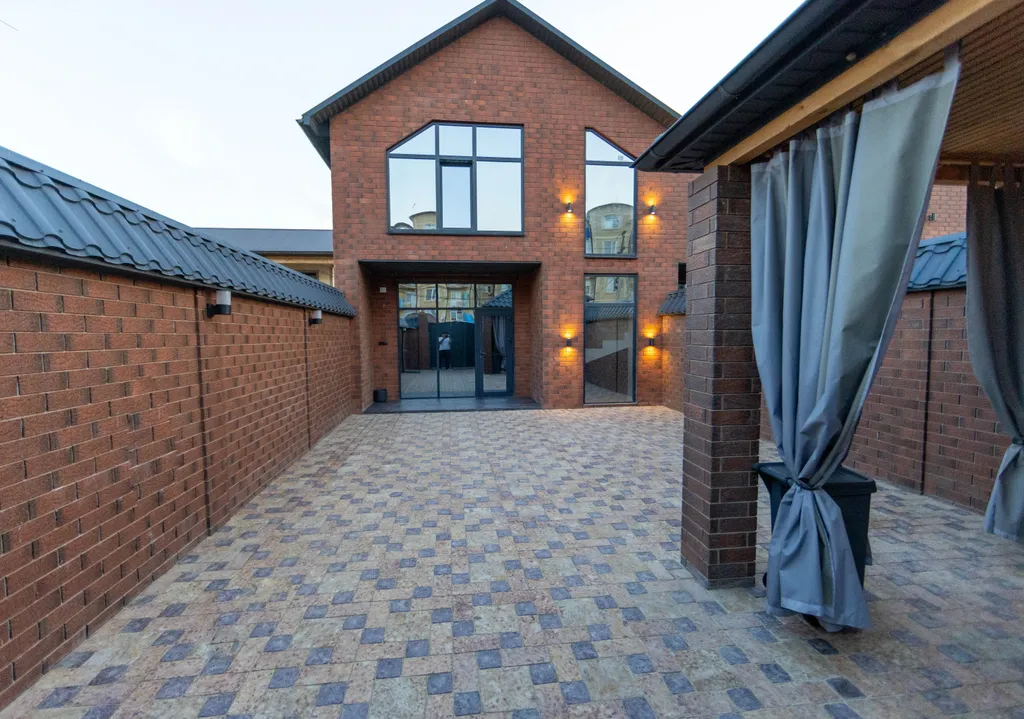 Просторный двухэтажный коттедж на берегу городского пляжа