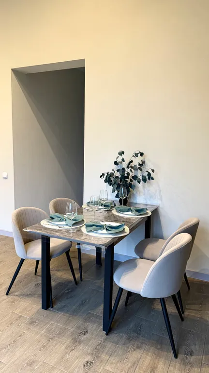 Уютный дом с панорамными окнами рядом с озером