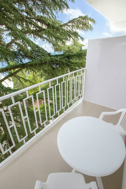 с балконом, вид во дворик отеля