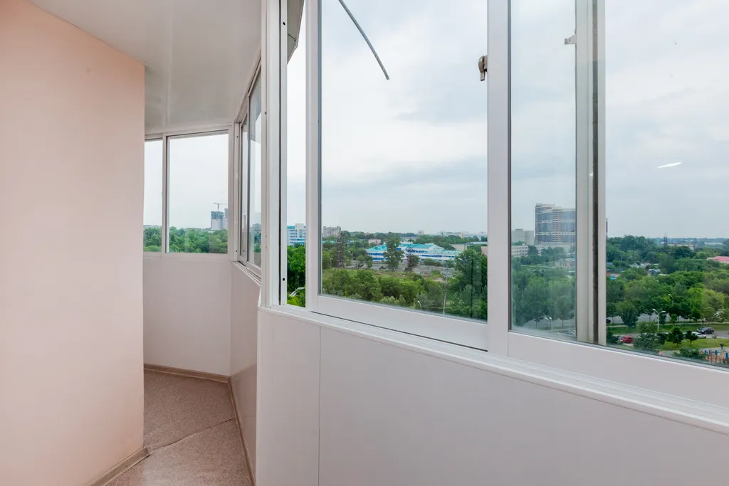 Жилая комната в 3-комнатной квартире с общим санузлом и кухней