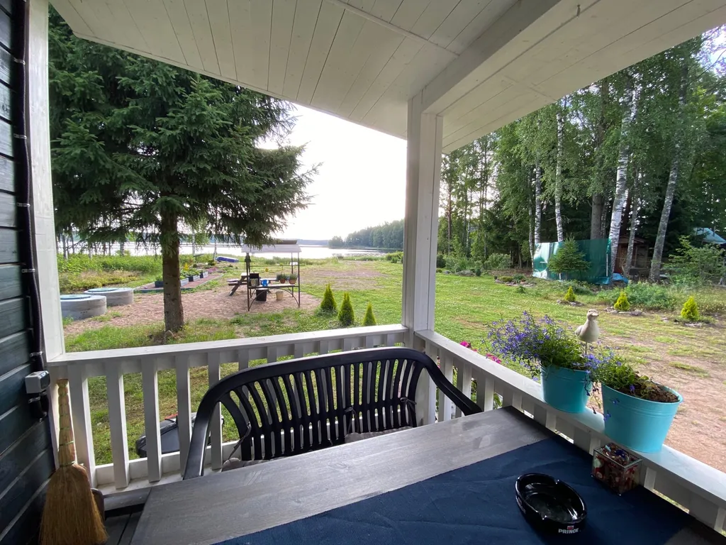 Милый домик у озера с баней