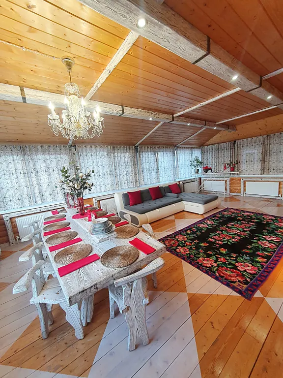 Просторный дом с банькой и видом на храм