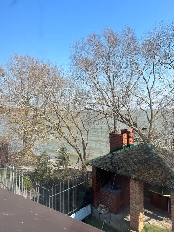 Дом на первой линии залива с выходом на пляж с эксклюзивным расположением