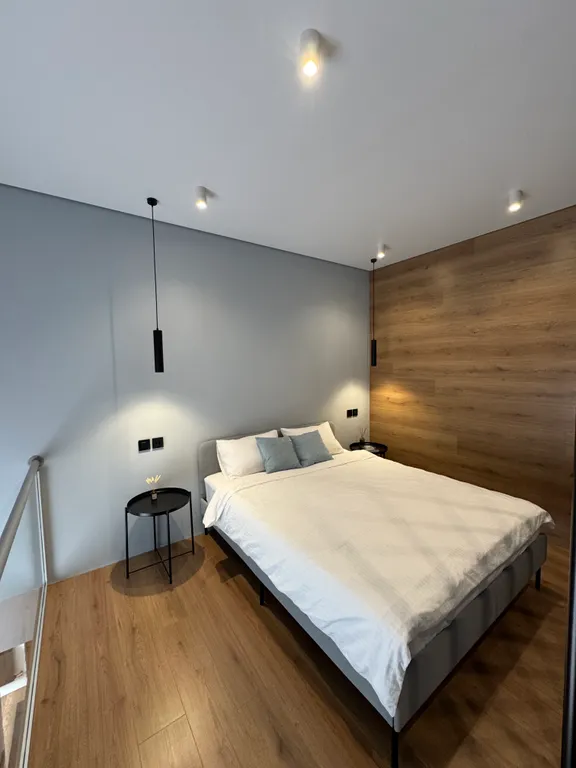 Стильная двухуровневая студия с захватывающим видом на город