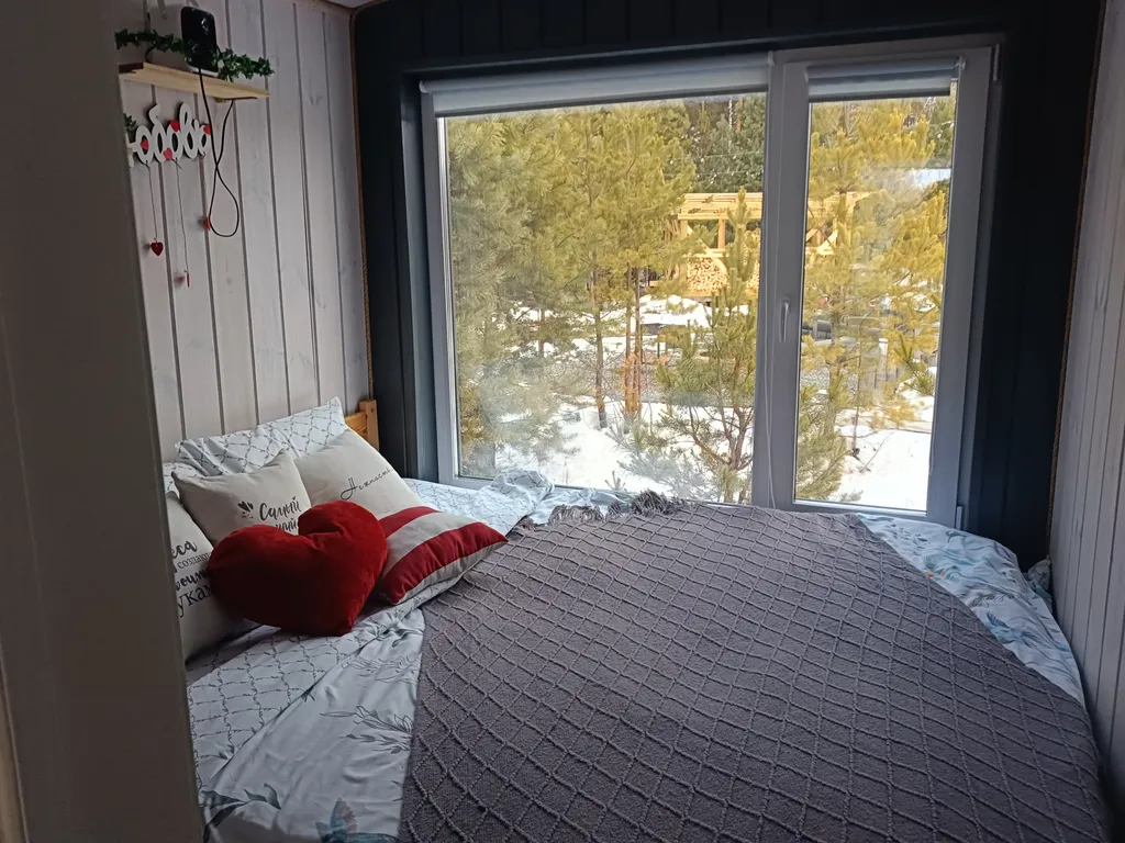 Темный домик на опушке леса