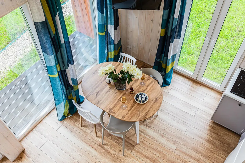 Яркий коттедж с панорамным видом на лес рядом с баней