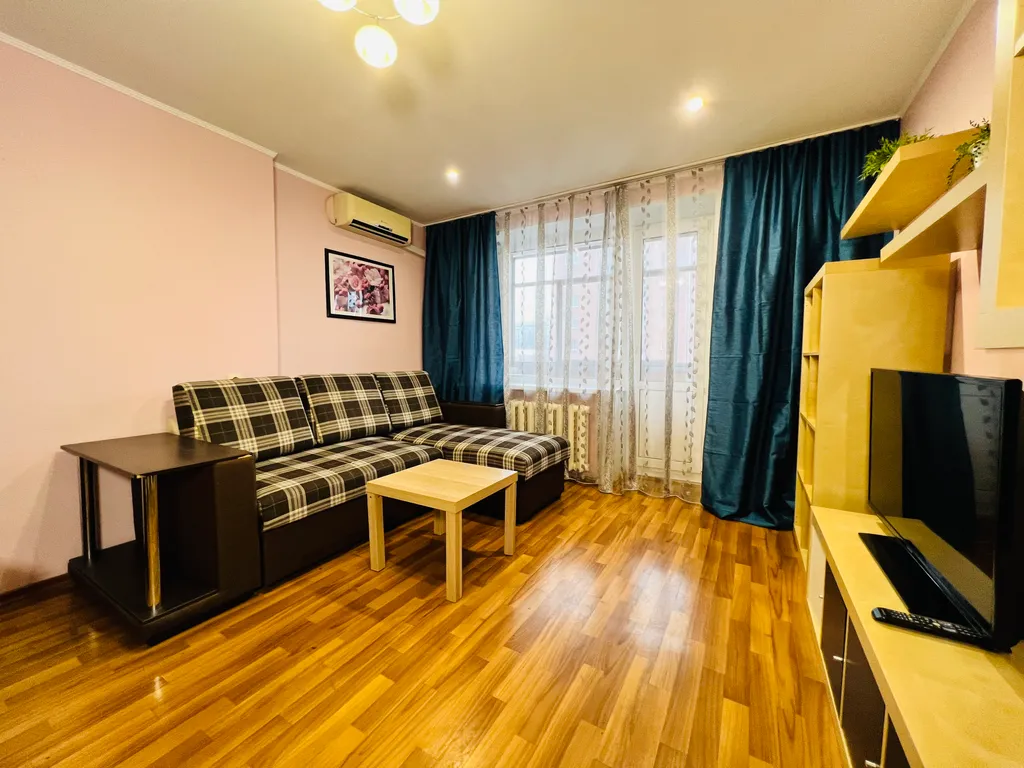 1-комнатная квартира в деловом и историческом центре города с новогодней елкой