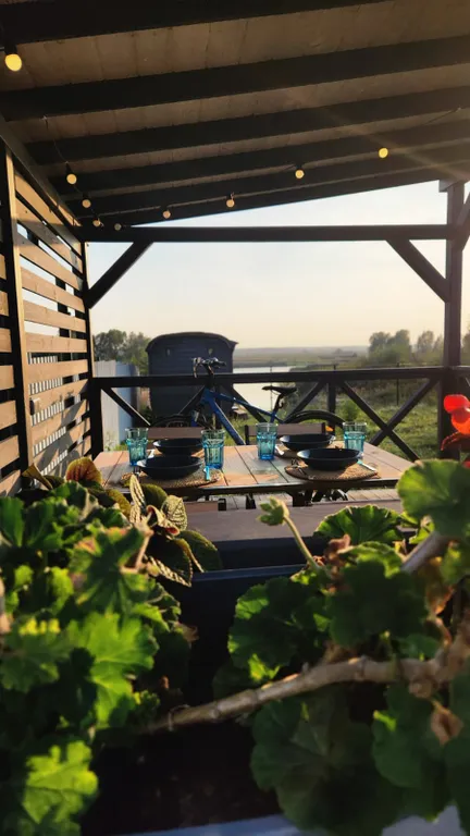 А-фрейм Ель на берегу реки