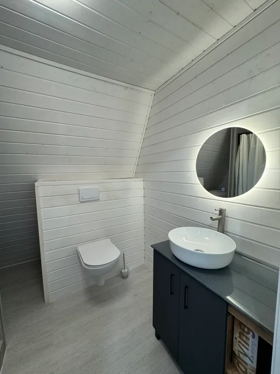 Глэмпинг А-фрейм с видом на море и теплым бассейном