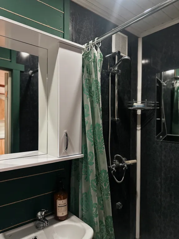 Двухэтажный дом на берегу реки Волга