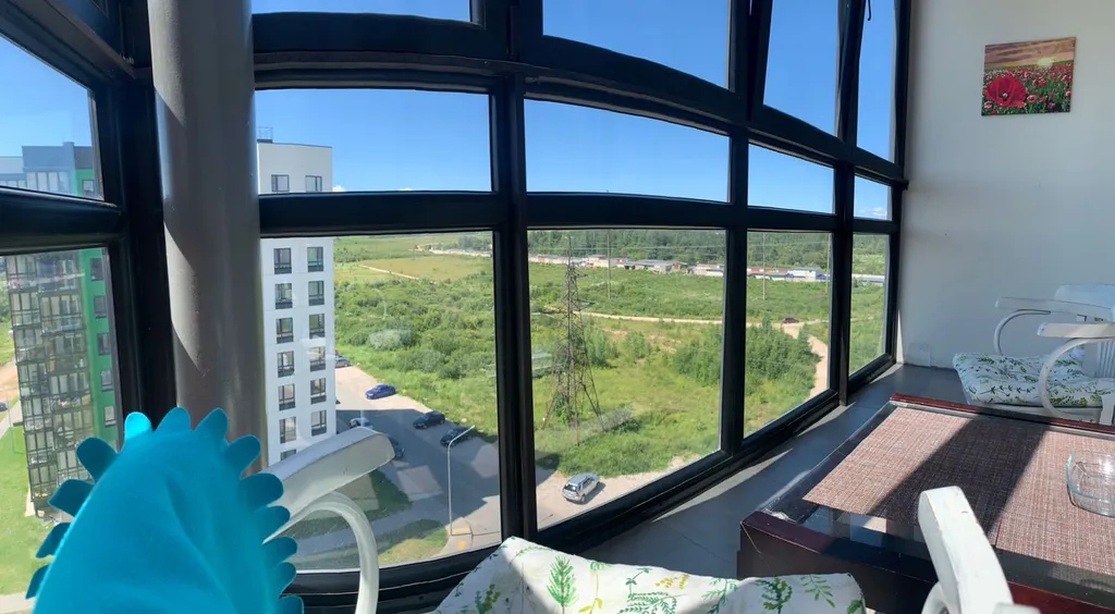 Студия с видом на поля и оранжевый закат