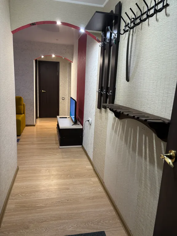 Уютная евротрешка с большой гостиной и двумя спальнями с видом на горы