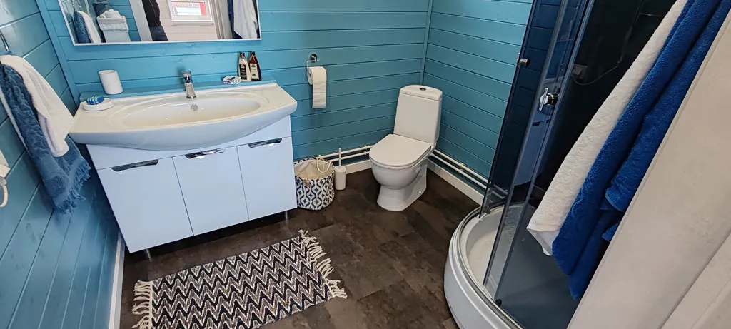 Дом рядом с озером