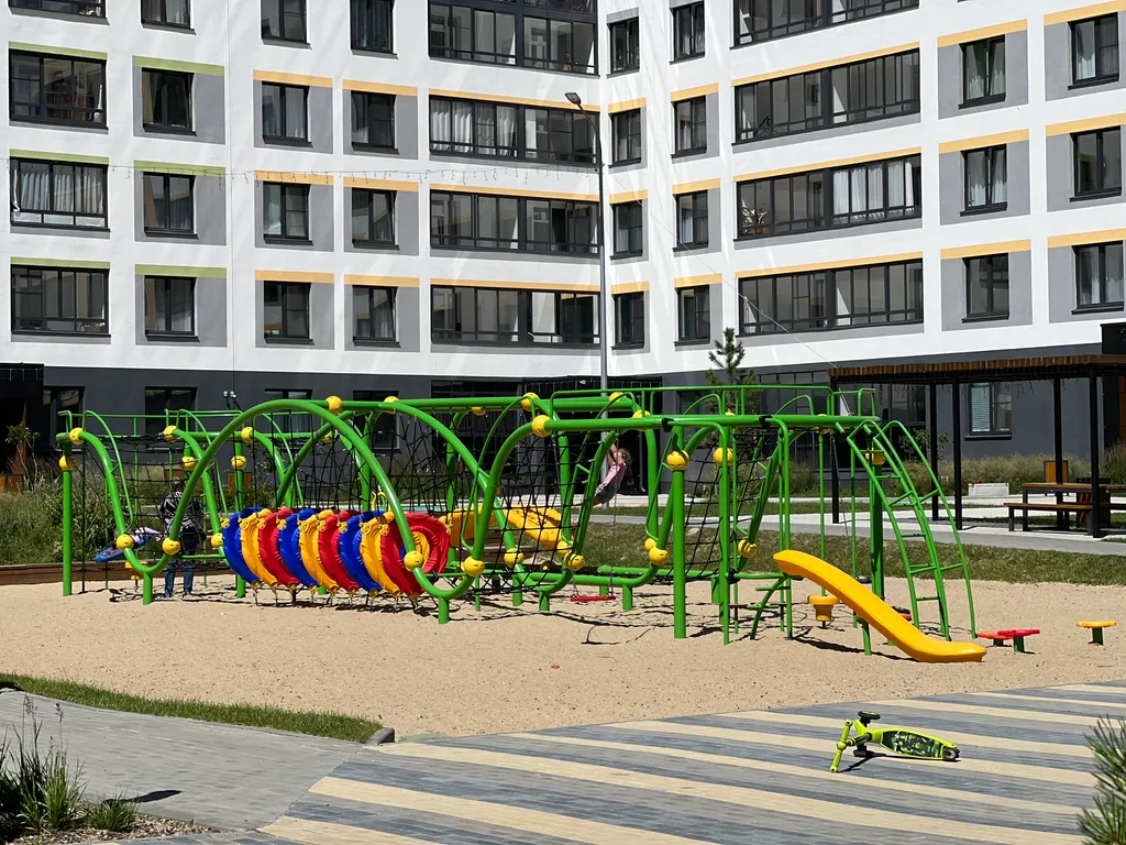 Просторная студия с лоджией и видом на город