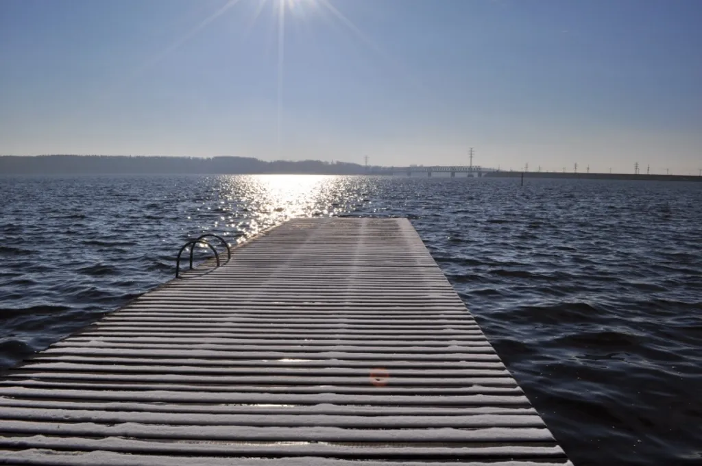 Дом-коттедж на берегу реки