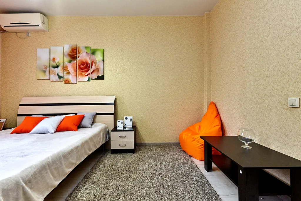 Апартаменты Оранж с диваном в кухне-гостиной