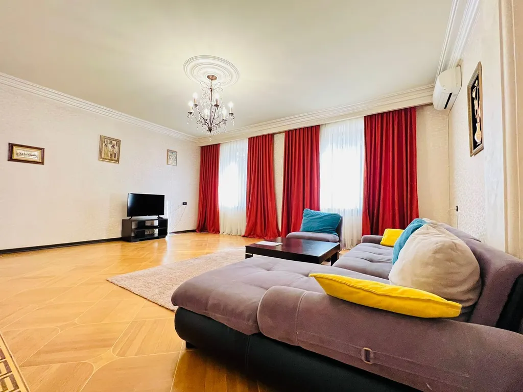 Квартира Spacious and comfortable apartment + jacuzzi near northern ave, center — аренда посуточно в Ереван