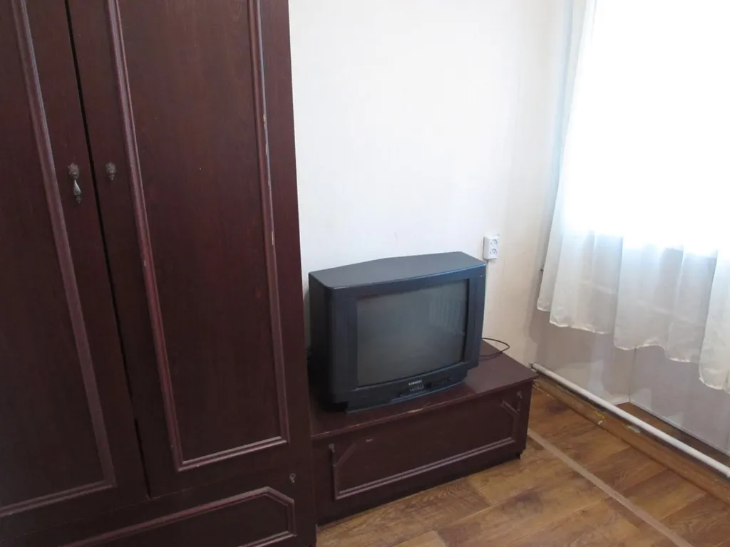 Удобная комната с кухней-прихожей, сан. Узлом, с входной железной дверь