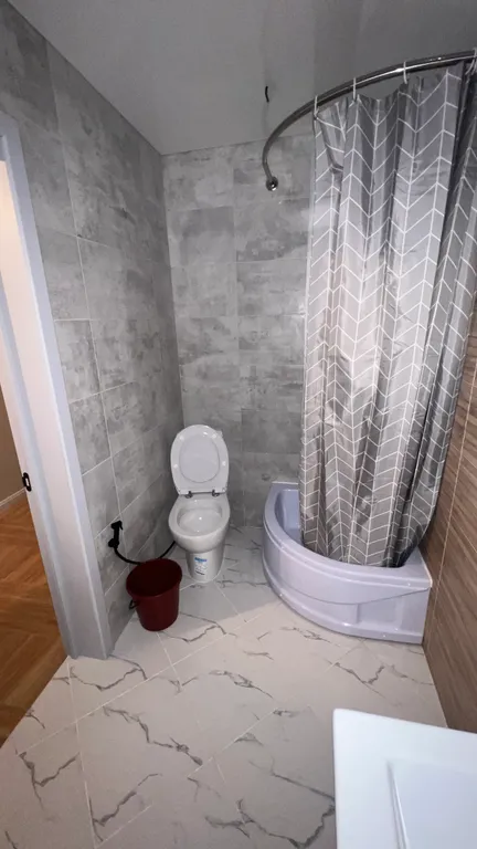 Отдельный этаж, со своим отдельным входом с улицы