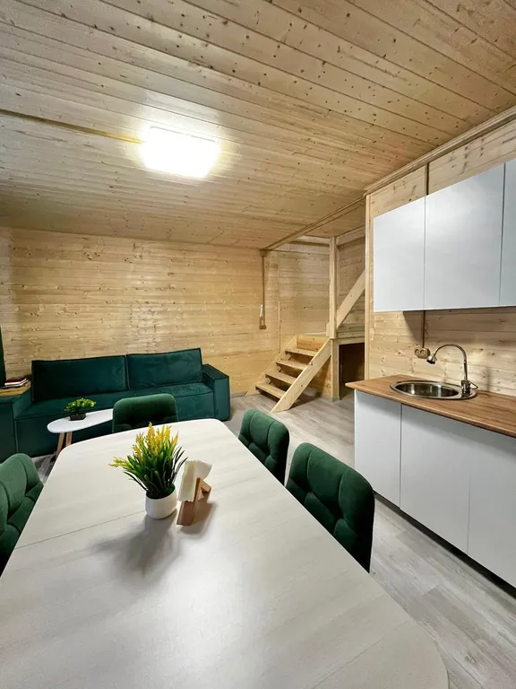 Дом в окружении леса и гор