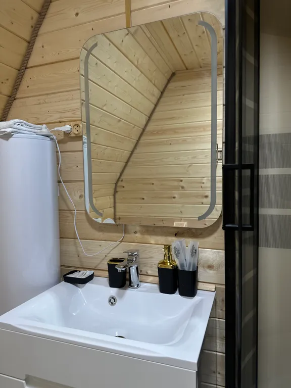 А-фрейм с видом на горы и лес