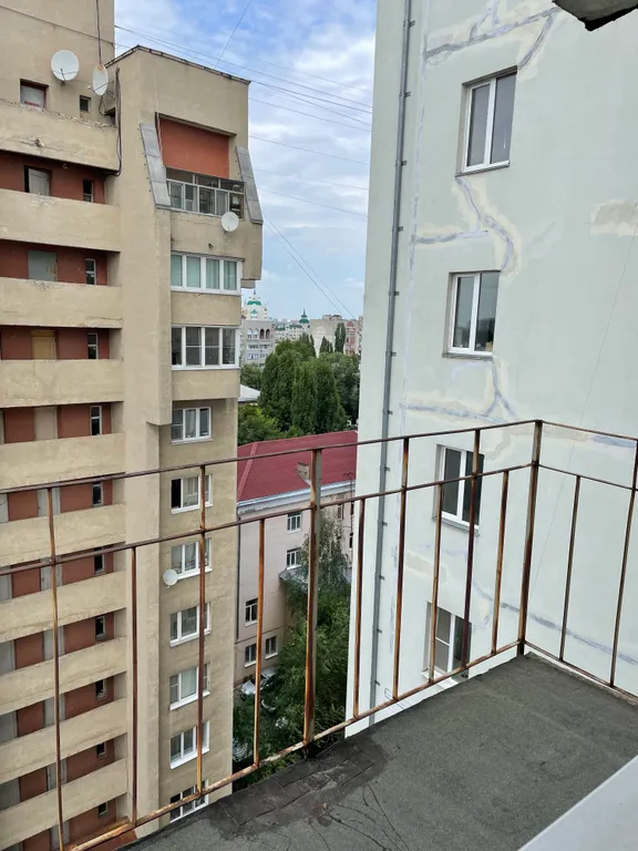 Небольшая новая студия с балконом в центре Воронежа