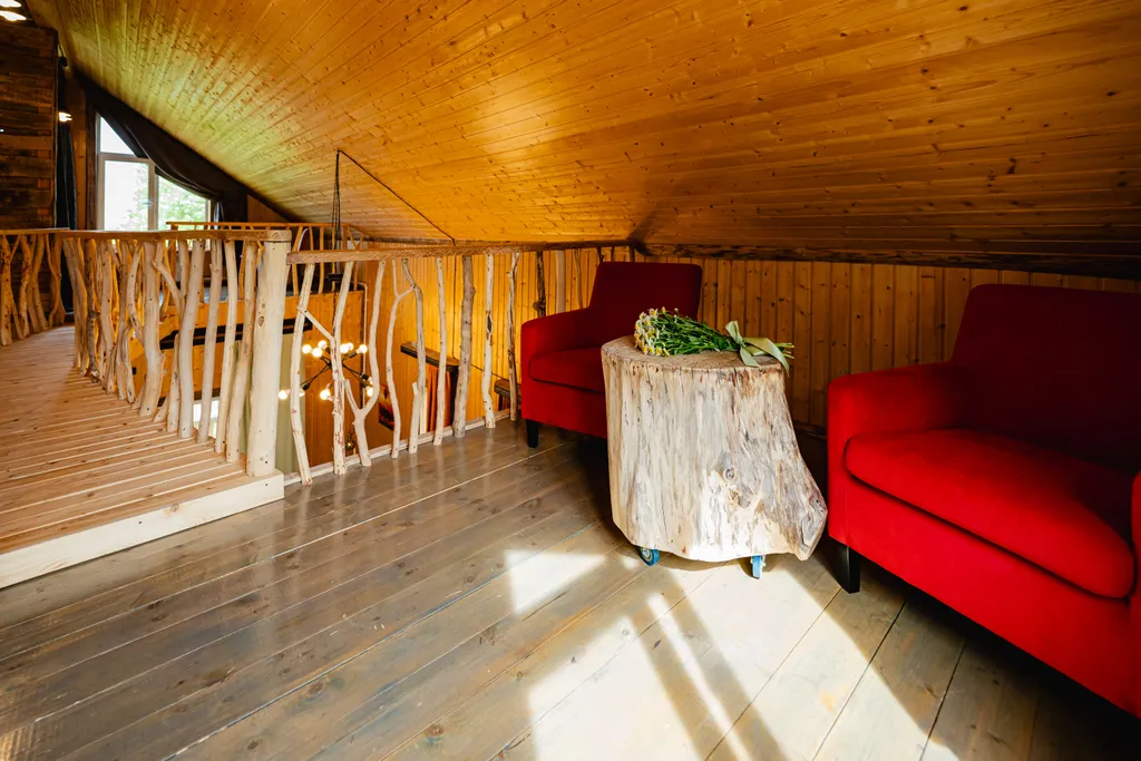 Дом с деревом