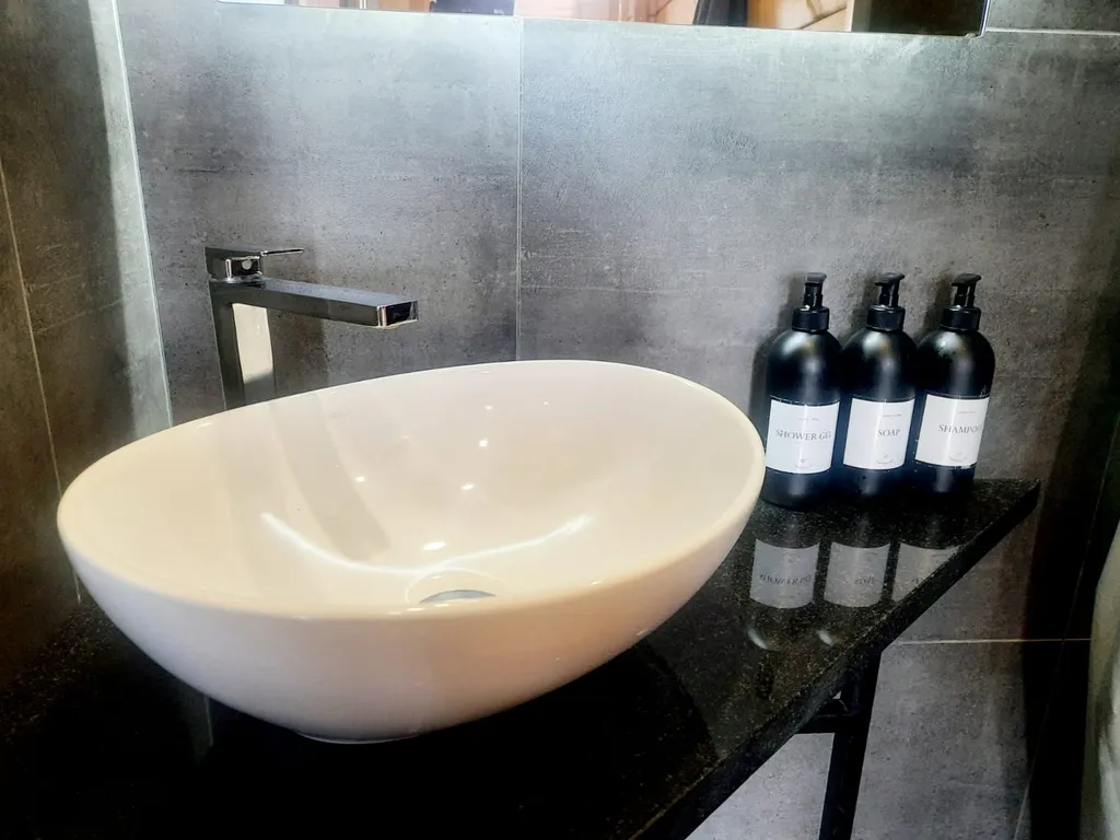 Дом с панорамными окнами и видом на озеро