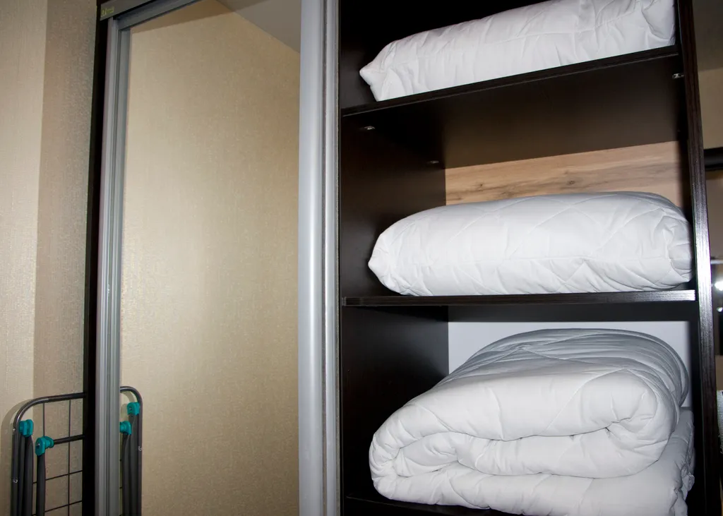 Яркая теплая студия с красным диваном