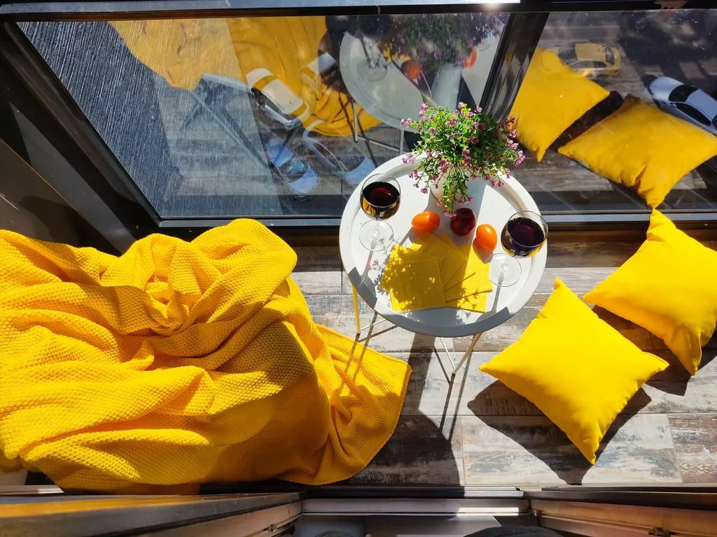 Квартира с балдахином, балконом с лаундж зоной для чая и кофе