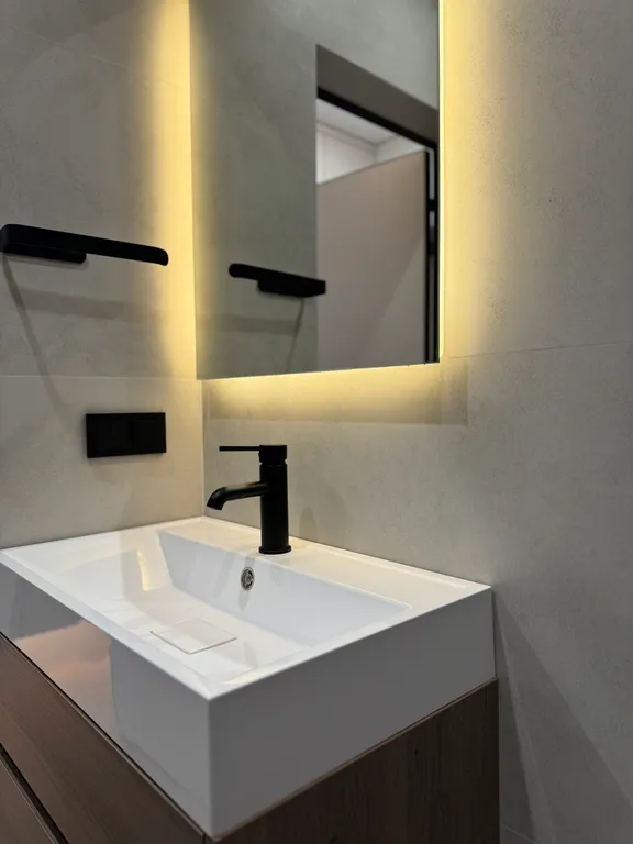 Дизайнерский ремонт с красивым вид из окна