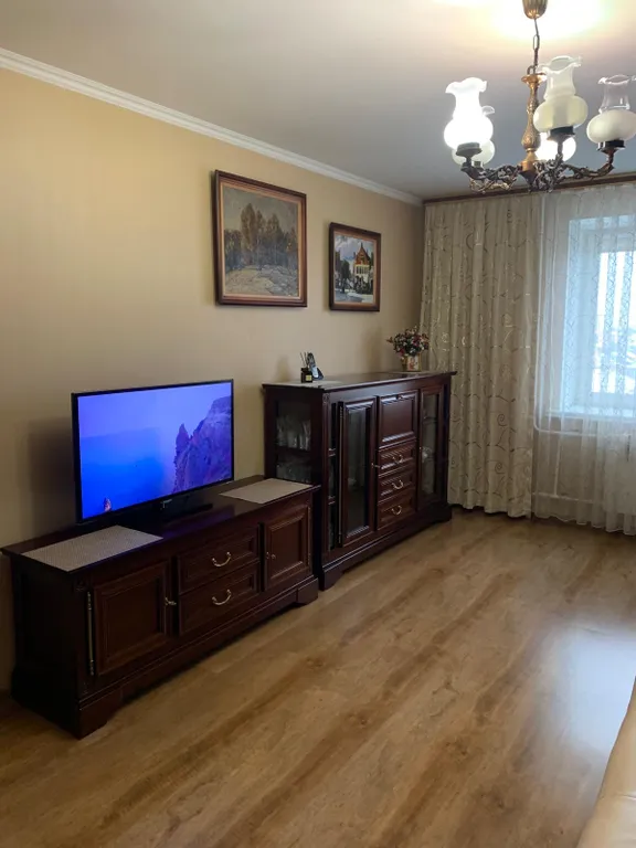 Апартаменты в центре города, с видом на церковь и парк.